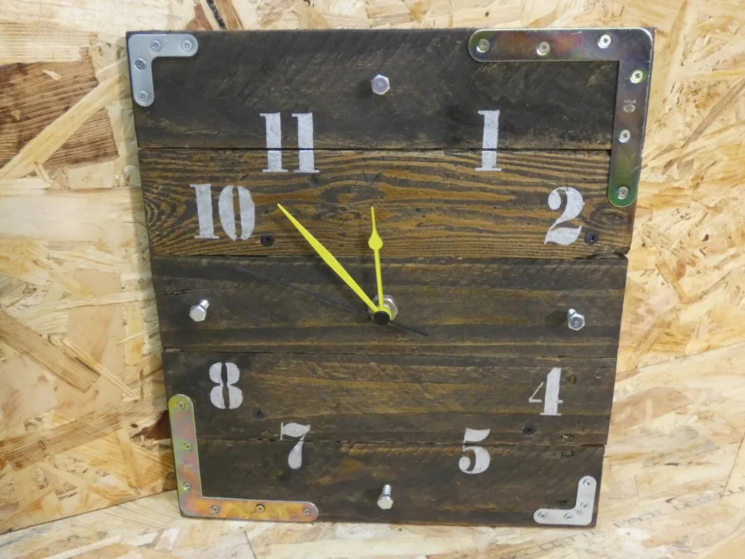 Reloj madera de palets reciclada, diseño industrial con piezas y accesorios de ferretería y herrería. Medidas: 30x30cm.